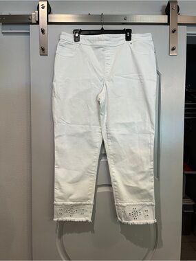 Chicos bright White crochet hem Cropped Jeans. EUC!